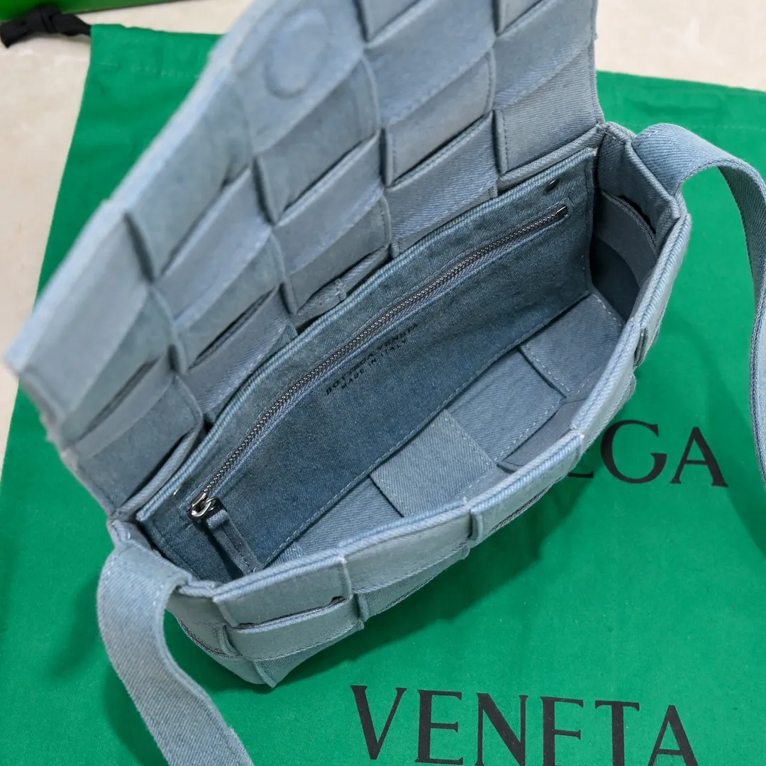 In stock: BV Cassette denim 15 squares. The light-colored denim denim is so beautiful. It will definitely be a favorite among denim lovers. It is simple, really special, casual and chill. I don’t dare to say that I know fashion if I don’t buy a denim bag this year! 23×15×5.5cm: Model: 6687% denim